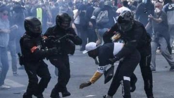 Fransa'da polis şiddeti protestosu