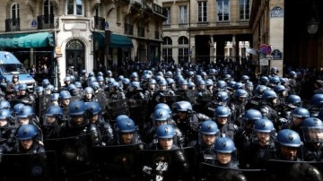 Fransa'da polislerin ırkçı söylemlerini ifşa eden Afrikalı yeniden gözaltına alındı