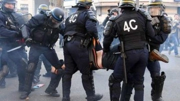 Fransız polisi göstericileri copla dövdü: Bu görüntüler infiale neden oldu!