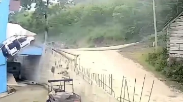 Freni boşalan park halindeki araç bina bahçesine uçtu
