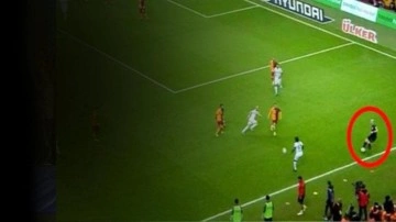 Galatasaray-Alanyaspor maçında yan hakemin hareketi gündem oldu!