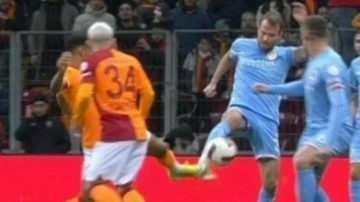 Galatasaray, Antalyaspor karşısında penaltıyla öne geçti