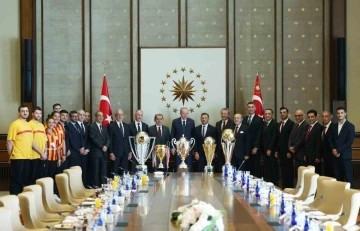 Galatasaray’ın şampiyon takımlarından Cumhurbaşkanı Erdoğan’a ziyaret
