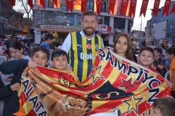 Galatasaraylı ve Fenerbahçeli Taraftarlardan Dostluk Örneği: Sındırgı'da Toplu İftar