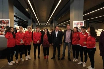 Gaziantep ALG Spor Kulübü Başkanı ve Futbolcuları Kadın ve Spor Sergisinde Bir Araya Geldi