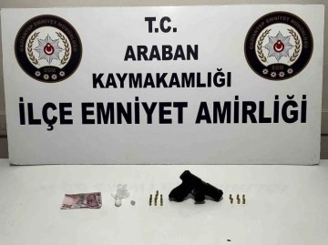 Gaziantep'in Araban ilçesinde Polisin Kovalamacası: Uyuşturucu ve Tabanca Ele Geçirildi