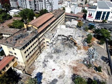 Gaziantep’in depremde ağır hasar alan ilk devlet hastanesi yıkılıyor

