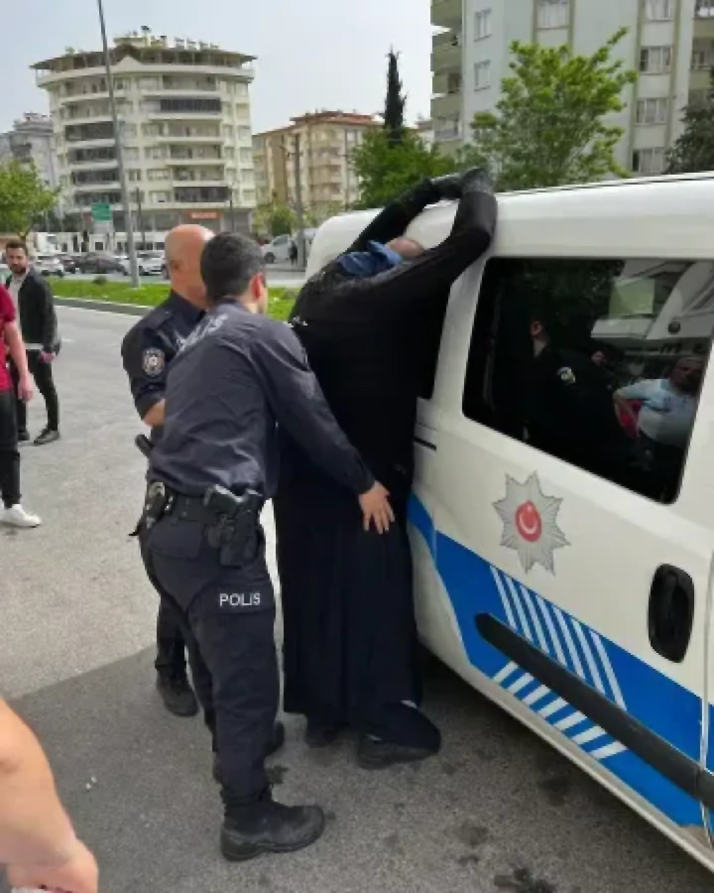 Gaziantep'te kadın kılığına giren iki erkek yakalandı!