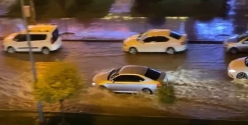 Gaziantep’te sağanak yağış hayatı felç etti
