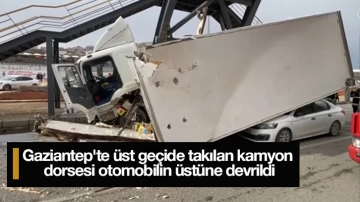 Gaziantep'te üst geçide takılan kamyon dorsesi otomobilin üstüne devrildi