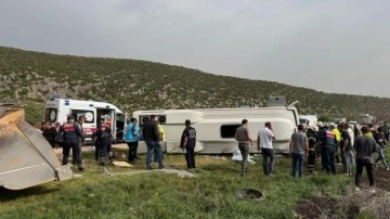 Gaziantep'te yolcu midibüsü devrildi: Çok sayıda yaralı var!