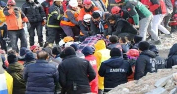 Gaziantep’te 34 saat sonra enkaz altından 2 kız kardeş sağ çıkarıldı