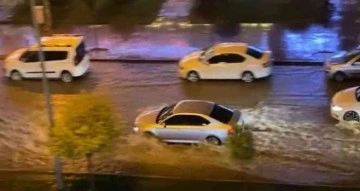 Gaziantep’te sağanak yağış hayatı felç etti: Şehitkamil Devlet Hastenesini su bastı