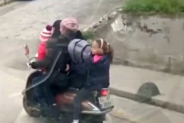 Gaziosmanpaşa'da motosiklet üstünde tehlikeli yolculuk kamerada