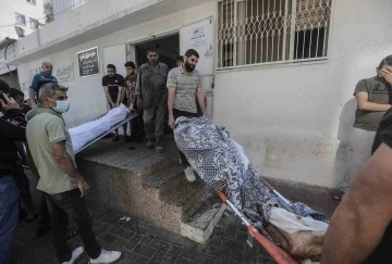 Gazze’deki El Şifa Hastanesi’nin önü cenazelerle doldu
