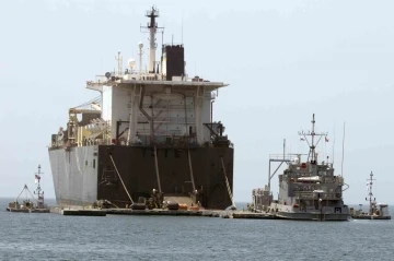 Gazze’ye liman inşası için giden ABD Donanması’na ait geminin makine dairesinde yangın çıktı
