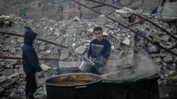 Gazze'de kıtlık: Filistinliler hayvan yemi ve otlarla hayatta kalmaya çalışıyor