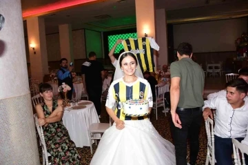 Gelinden damada düğünde Fenerbahçe forması ve marşla doğum günü sürprizi
