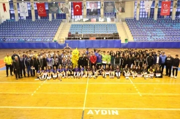 Genç Futsal şampiyonları kupayı kaldırdı
