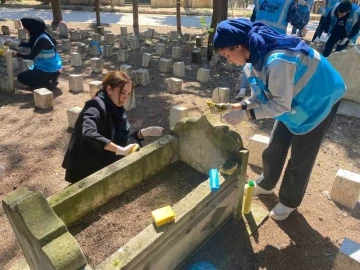 Gençler çocuk mezarlarını titizlikle temizledi

