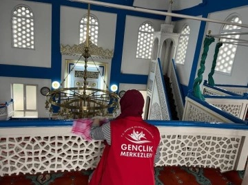 Gençler Ramazan Öncesi Camide Temizlik Yaptı