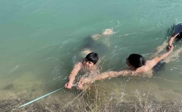 Gençlerden kanalda boğulmaya karşı ’Adana usulü’ güvenlik önlemi
