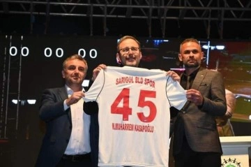 Gençlik ve Spor Bakanı Mehmet Muharrem Kasapoğlu'na Forma Hediye Edildi