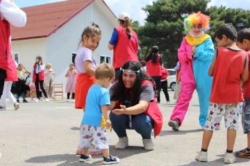 Gönüllü bireyler, depremzede çocukların yüzünü güldürdüler
