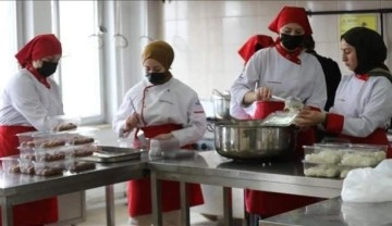 Gönüllü öğrenciler okulun mutfağında ihtiyaç sahiplerine iftar için yemek pişiriyor