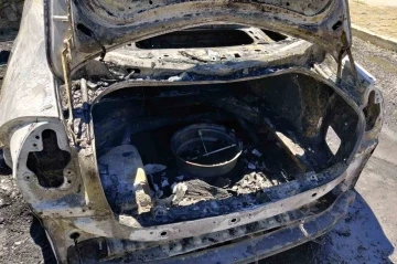 Gümüşhane’de park halindeki otomobil alev alev yandı

