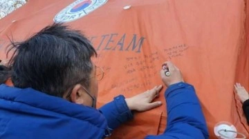Güney Koreli kurtarma ekiplerinden duygulandıran mesaj: Çadırların üzerine yazdılar
