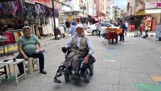Gurbetçiden engelli vatandaşa tekerlekli sandalye
