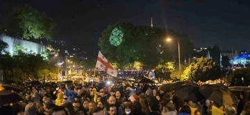Gürcistan’da yaklaşık 50 bin kişi “Yabancı Etkinin Şeffaflığı” yasa tasarısına karşı yürüdü
