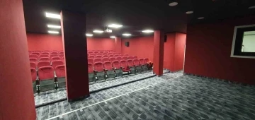 Güroymak Belediyesi konferans salonunu sinemaya çevirdi
