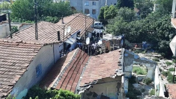 Hacıhüsrev’deki vatandaşlar polis zoruyla tahliye ediliyor
