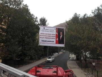 Hakkari Valisi Akbıyık’a fotoğraflı pankartlı teşekkür
