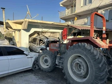 Hatay’da 3 aracı biçen taş yüklü traktör, evin duvarını yıkıp içeri girdi
