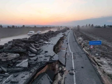 Hatay’da 4 metre kırılmaların olduğu yolda, depremin 3. gününde başlayan çalışmalar aralıksız devam ediyor

