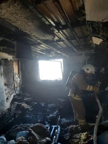 Hatay’da prefabrik yapıda çıkan yangını itfaiye ekipleri söndürdü
