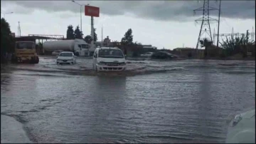 Hatay’ın kuzeyinde yağışlı hava etkisini hissettiriyor, caddeler göle döndü
