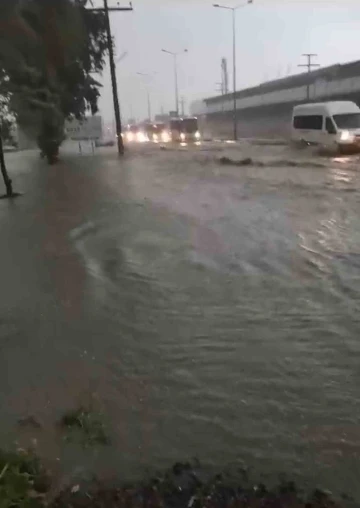 Hatay’ın kuzeyinde yağışlı hava etkisini hissettiriyor, caddeler göle döndü
