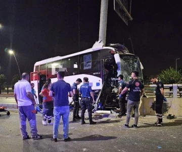 Hava limanına yolcu taşıyan midibüs, direğe çarptı: 5 yaralı