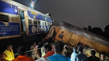 Hindistan 2 yolcu treni çarpıştı! Çok sayıda ölü ve yaralı var