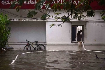 Hindistan’daki selde 5 kişi öldü, araçlar sel sularına kapıldı
