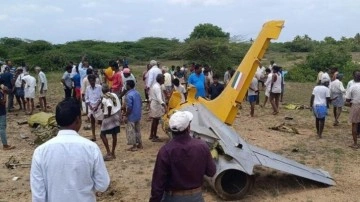 Hindistan’da askeri eğitim uçağı düştü