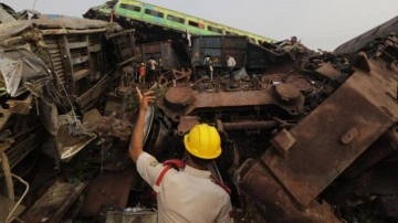 Hindistan'da facia gibi tren kazası: 288 ölü