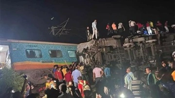 Hindistan'da facia gibi tren kazası: Ölü sayısı 171'e yükseldi