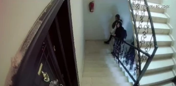 Hırsızlık amacıyla apartmana giren kadınlara güvenlik kamerası engel oldu
