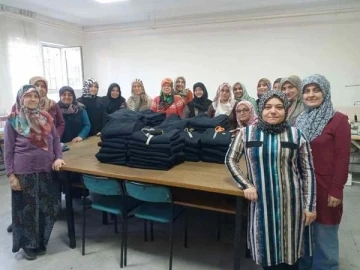 Hisarcık’ta kursiyerler Gazze’ye gönderilmek üzere eşofman takımı dikiyor
