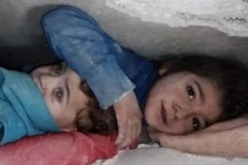 İdlib’te saatler sonra 2 küçük çocuk enkazdan sağ çıkarıldı
